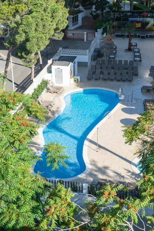 an overhead view of a swimming pool with trees at Hotel Salou Sunset - Adults Recommended - by Pierre & Vacances in Salou
