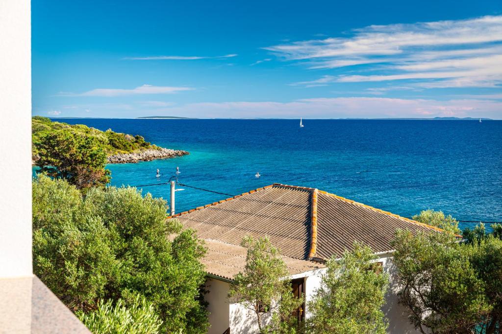 widok na ocean z budynku w obiekcie la More Apartments w mieście Borovići