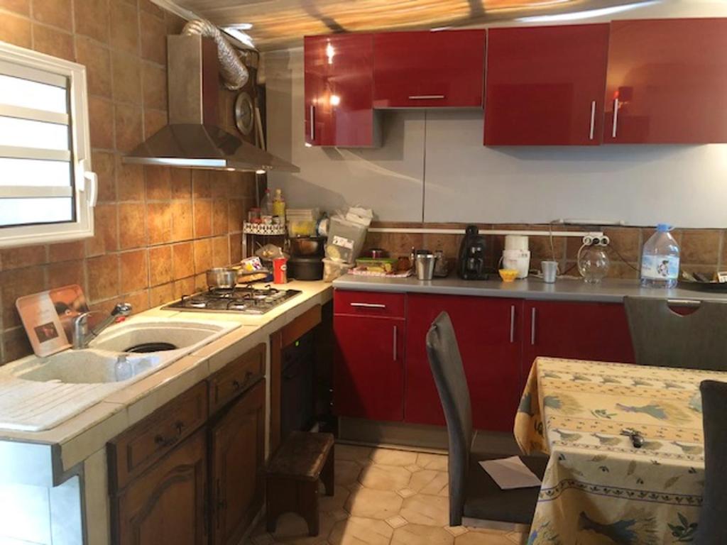 A kitchen or kitchenette at Studio avec jardin clos et wifi a Saint Pierre a 4 km de la plage