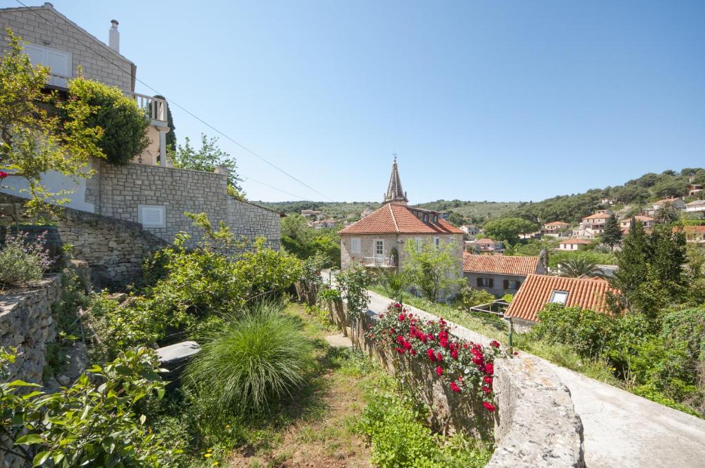 vista su una città con fiori su una collina di Apartments Gorana a Splitska