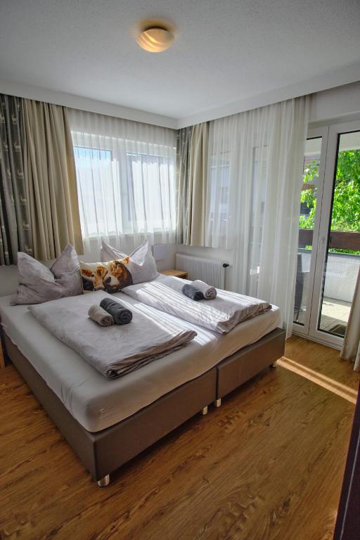 una camera da letto con un letto grande con asciugamani sopra di Pension Rainer a Ellmau