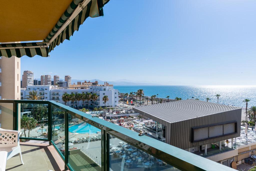 Vom Balkon eines Hotels genießen Sie Meerblick. in der Unterkunft MONKÓ INFINITY in Torremolinos