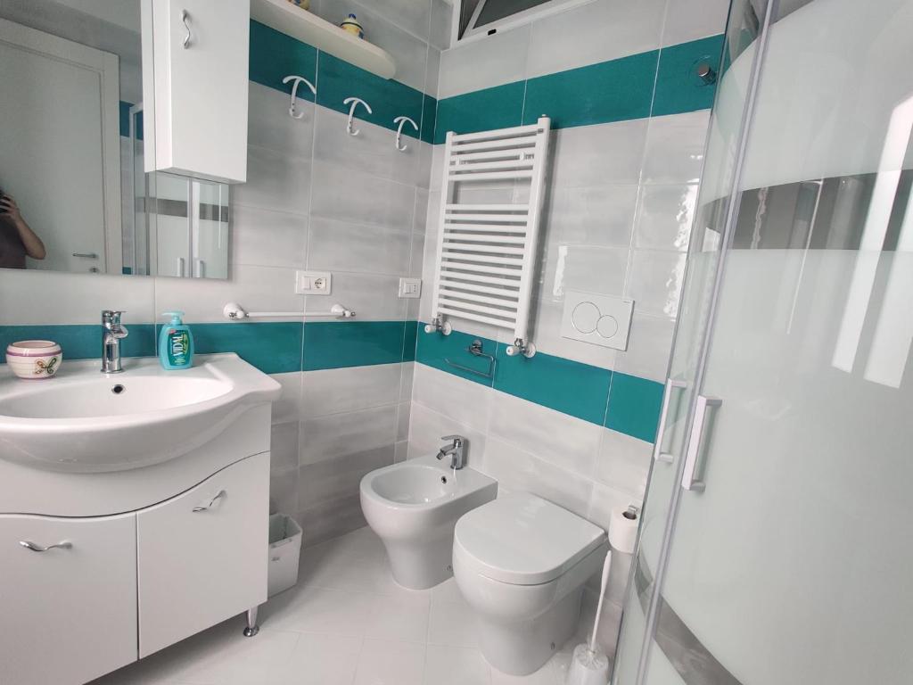 La salle de bains est pourvue d'un lavabo, de toilettes et d'une douche. dans l'établissement Casa Vacanze Da Serena, à Ischia