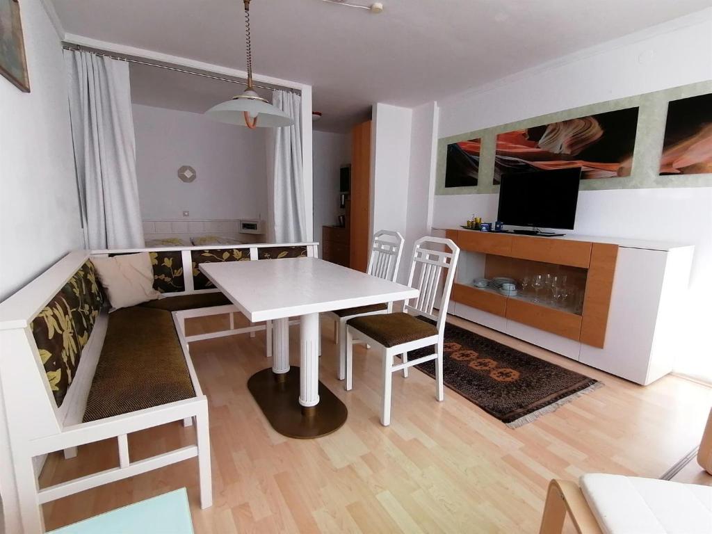 A kitchen or kitchenette at Ferienwohnung Seestraße