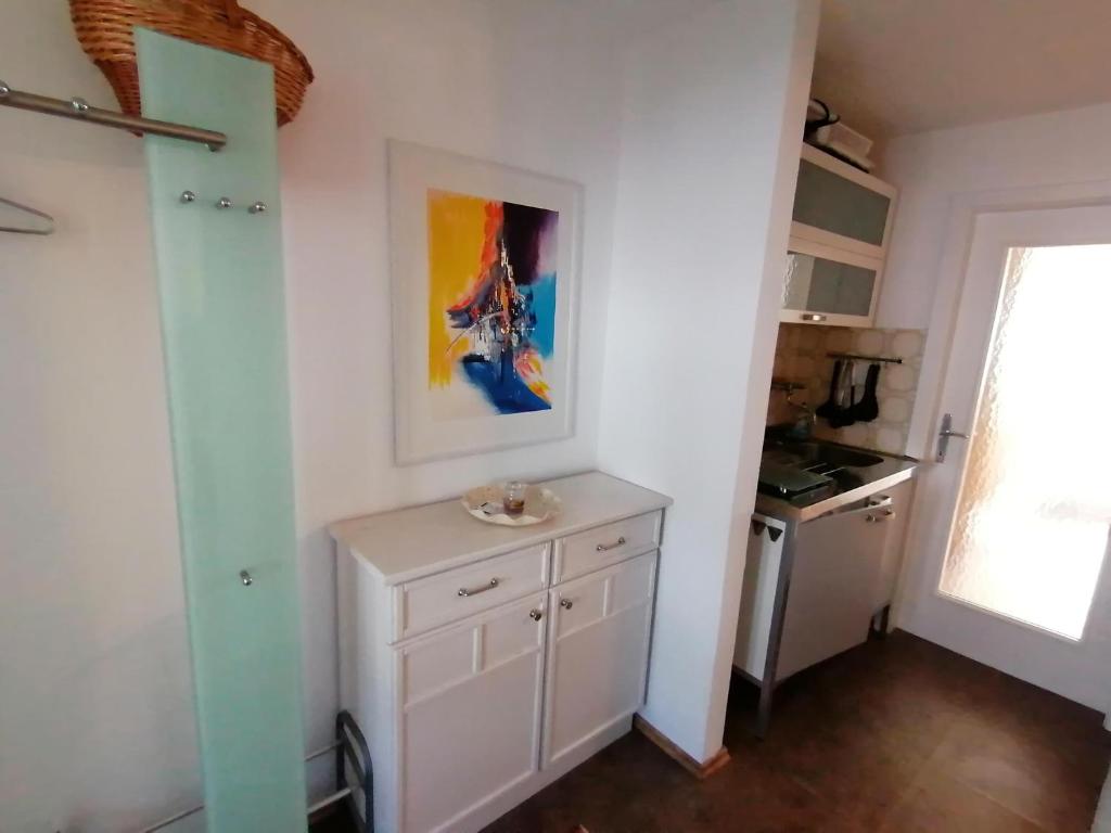 A kitchen or kitchenette at Ferienwohnung Seestraße
