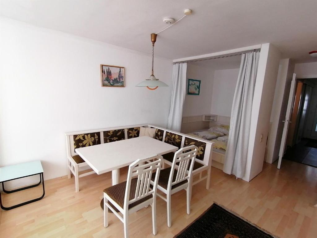 A seating area at Ferienwohnung Seestraße
