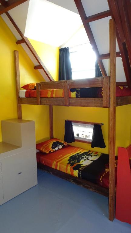 Una cama o camas en una habitación de Threshershack Inn