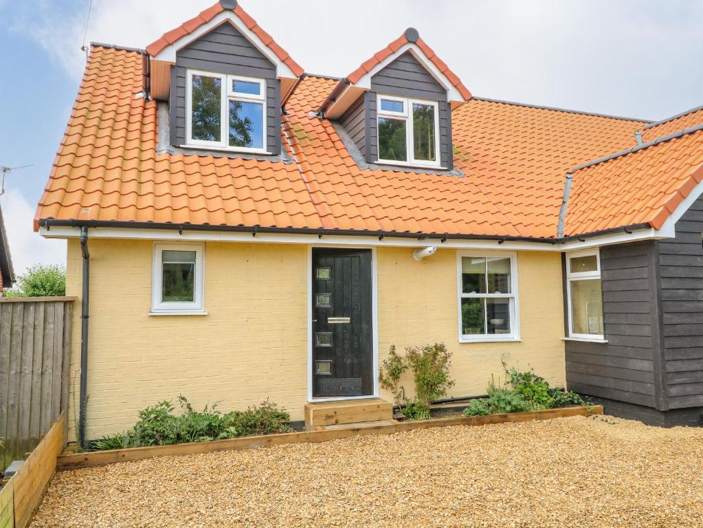 una casa gialla con tetto arancione di Walnut Shade ad Attleborough