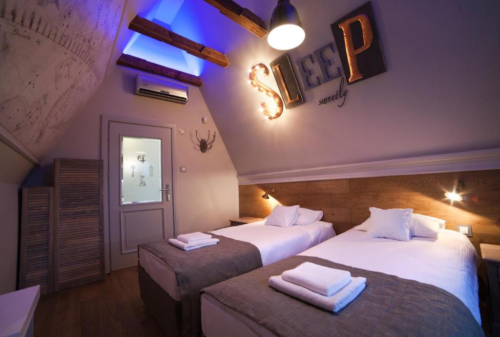 - une chambre avec 2 lits et des serviettes dans l'établissement Patio Apartments - Old Town, à Gdańsk