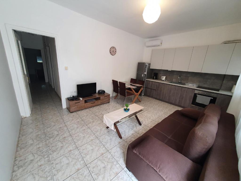 sala de estar con sofá y mesa en Nice apartment in Alexandroupoli near downtown en Alexandroupolis