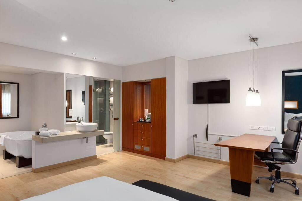 Apartment Stylish Studio Perfect for young professionals., Cape Town