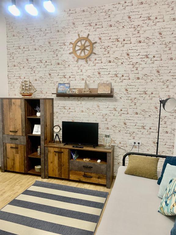 A television and/or entertainment centre at Öböl Apartman