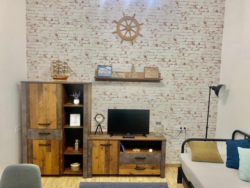 A television and/or entertainment centre at Öböl Apartman