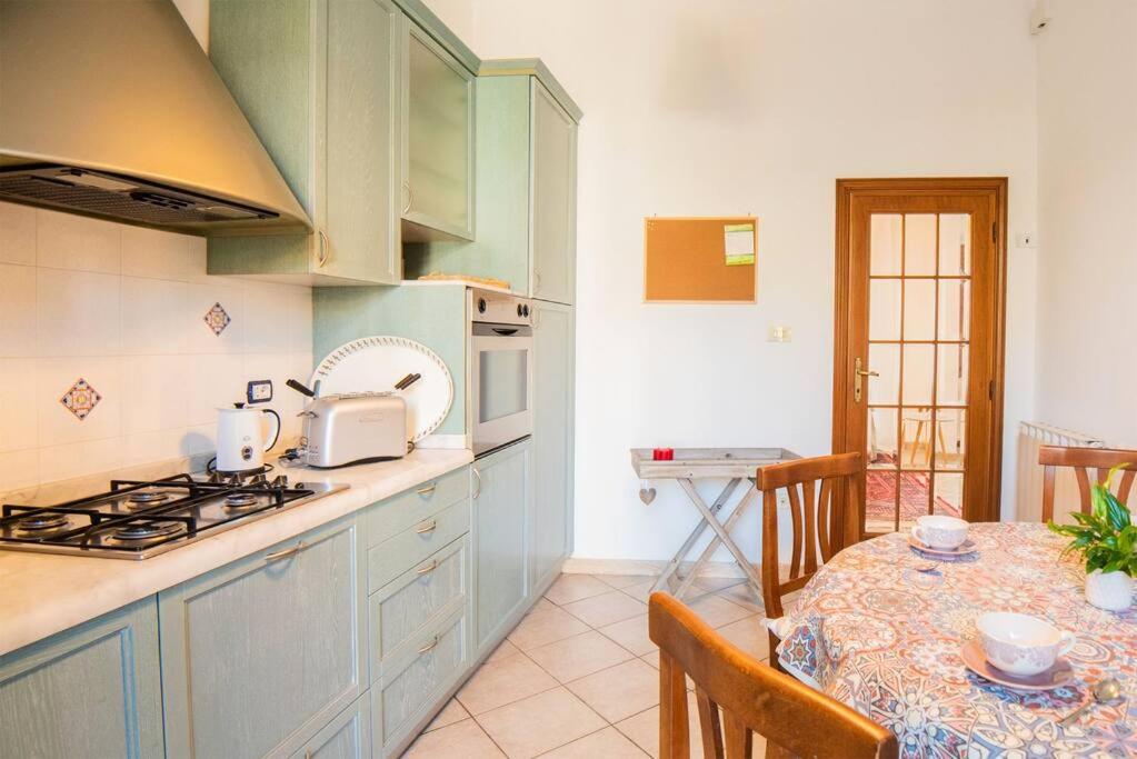 Nhà bếp/bếp nhỏ tại Albicocca casa al mare con ampio giardino privato