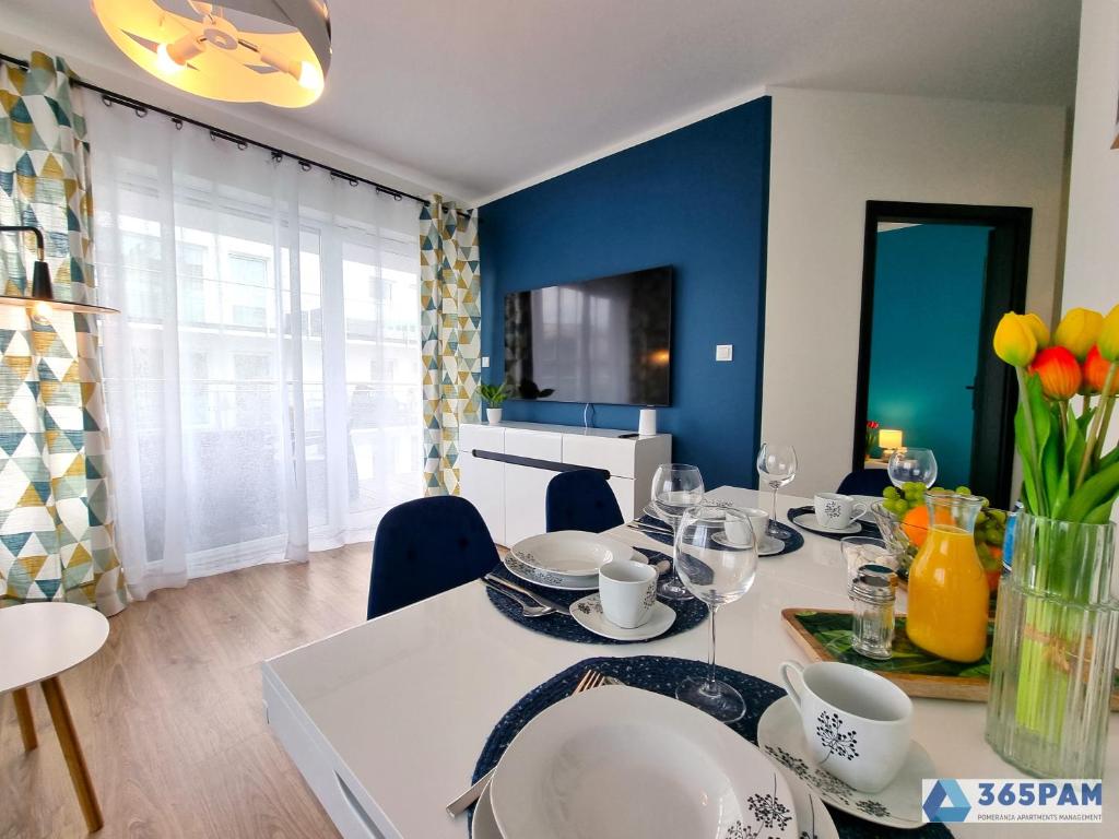 Televízia a/alebo spoločenská miestnosť v ubytovaní Apartamenty Na Fali w Gąskach - 365PAM
