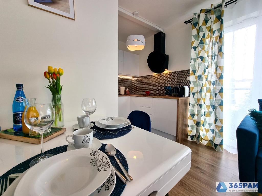 Kuchyňa alebo kuchynka v ubytovaní Apartamenty Na Fali w Gąskach - 365PAM
