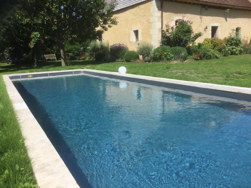 Bazén v ubytovaní La Grange des Bruyères alebo v jeho blízkosti