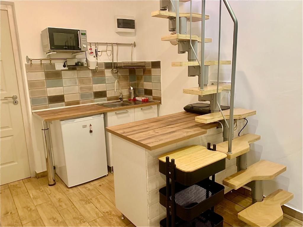 A kitchen or kitchenette at Öböl Apartman
