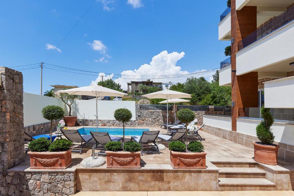 Kotor Rooftop Apartments tesisinde veya buraya yakın yüzme havuzu