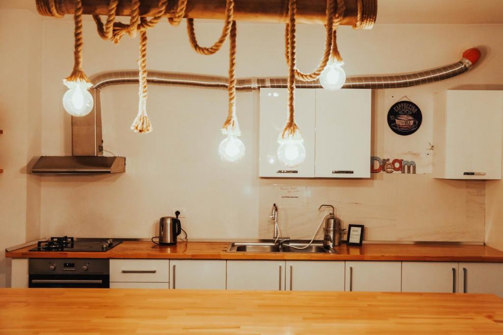 Kuchyň nebo kuchyňský kout v ubytování ART Hostel