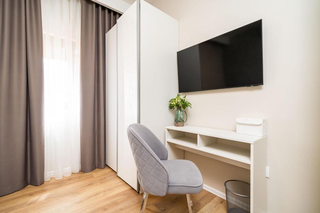 Televízia a/alebo spoločenská miestnosť v ubytovaní Apartment Simple Suite