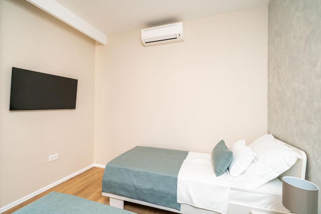 Televízia a/alebo spoločenská miestnosť v ubytovaní Apartment Simple Suite