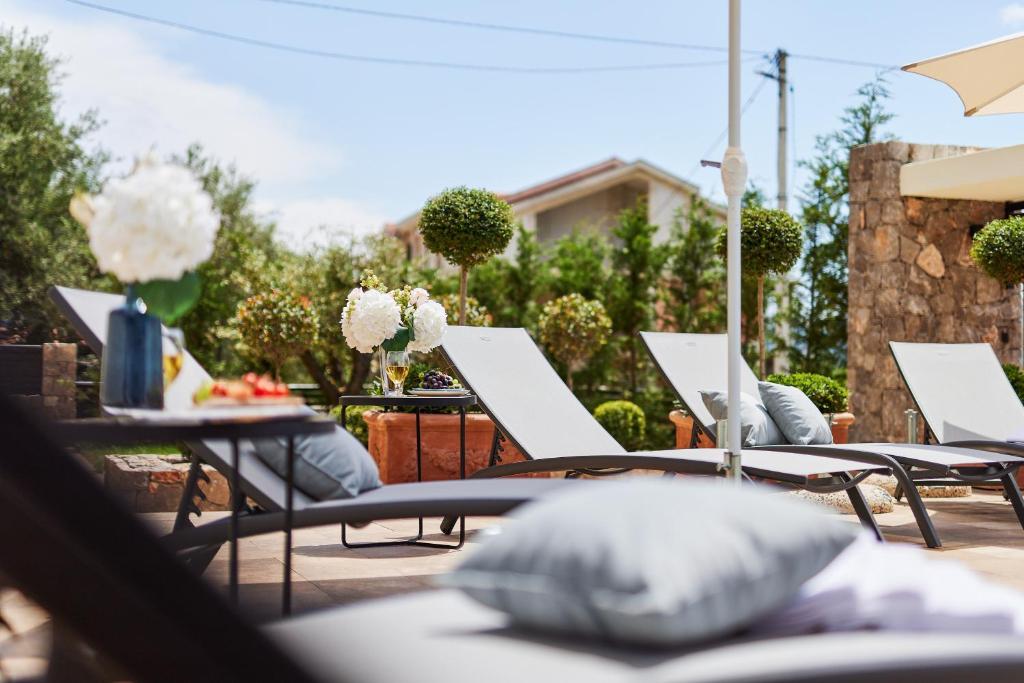 Kotor Rooftop Apartments tesisinde bir oturma alanı
