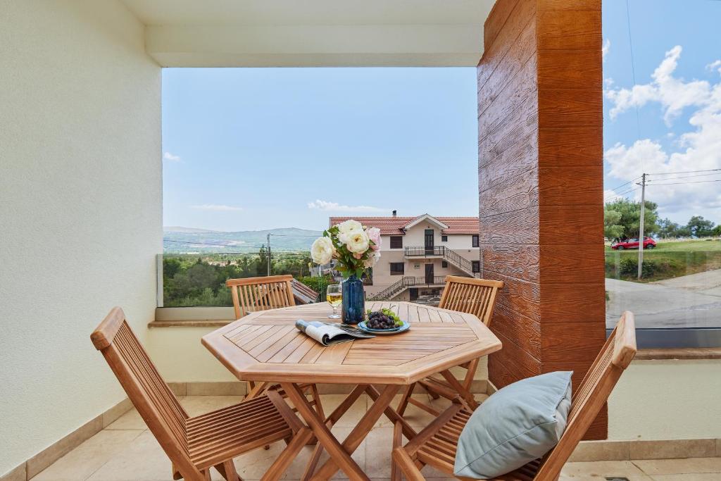 Kotor Rooftop Apartments tesisinde bir balkon veya teras