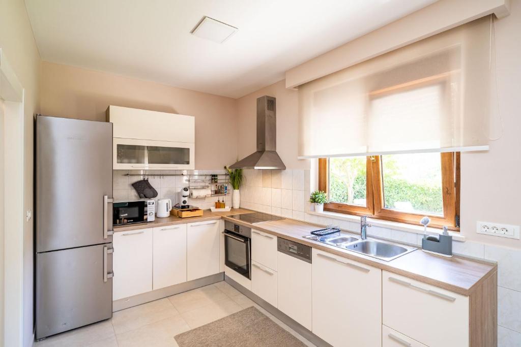 Kuchyňa alebo kuchynka v ubytovaní Apartment Simple Suite