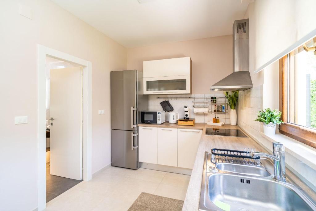 Kuchyňa alebo kuchynka v ubytovaní Apartment Simple Suite