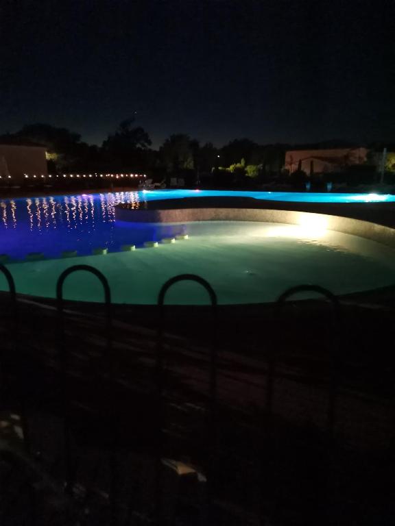 Bazén v ubytování BASTIDON EN PROVENCE nebo v jeho okolí
