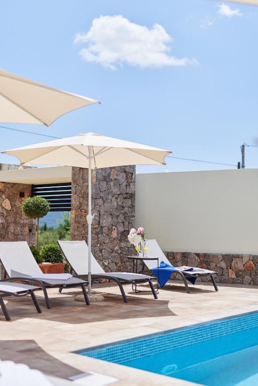 Kotor Rooftop Apartments tesisinde veya buraya yakın yüzme havuzu