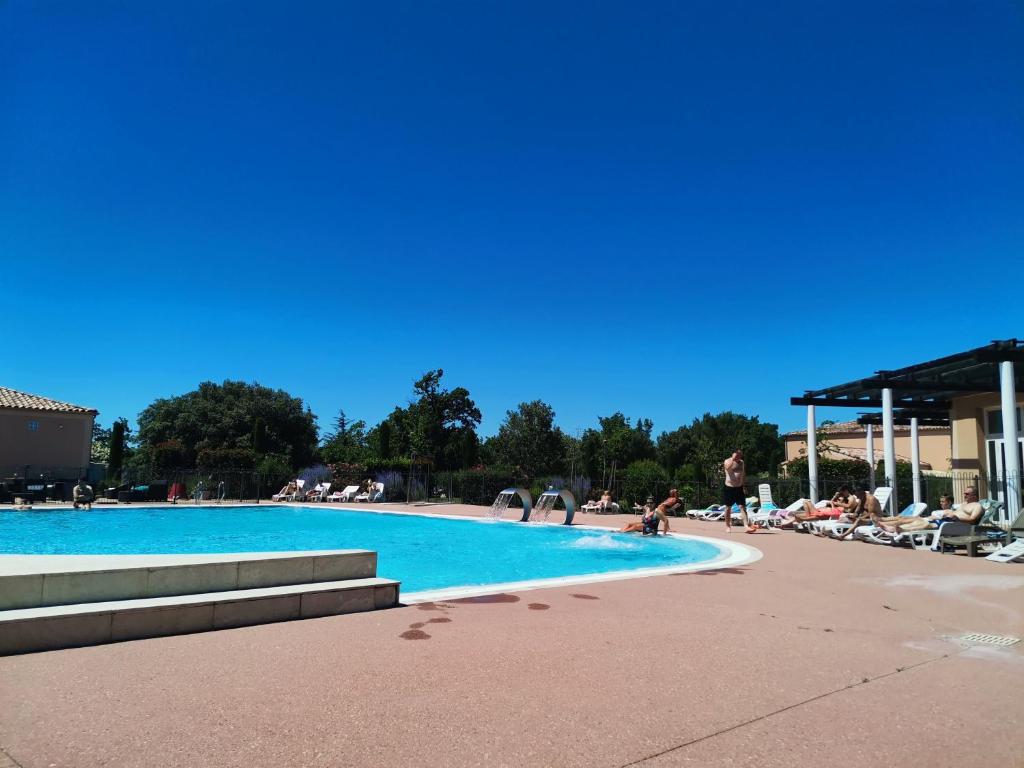 Bazén v ubytování BASTIDON EN PROVENCE nebo v jeho okolí