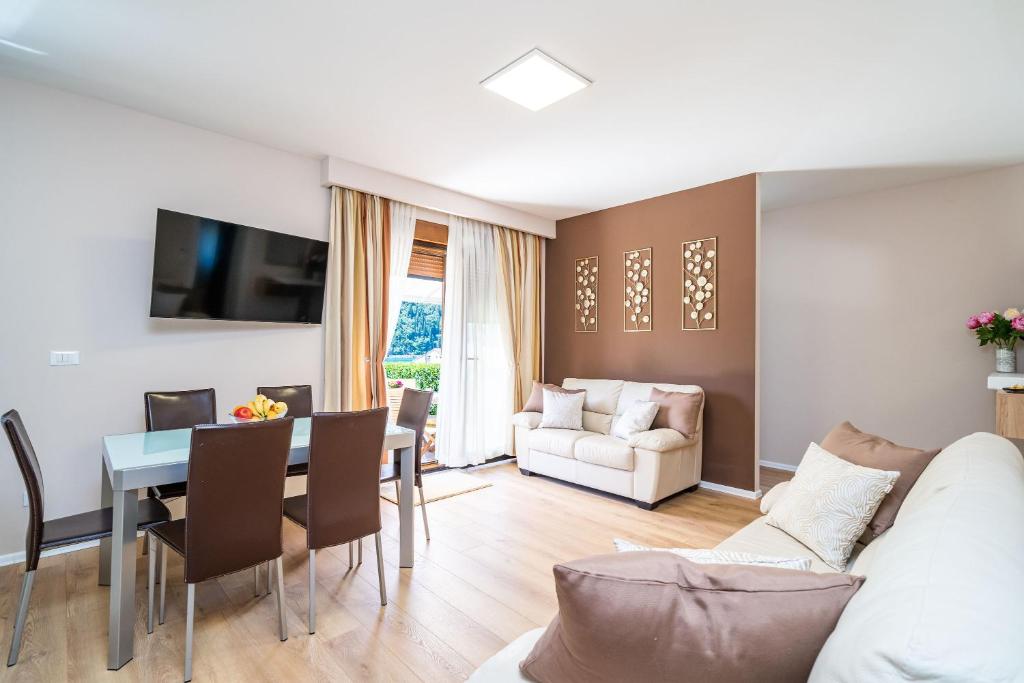 Televízia a/alebo spoločenská miestnosť v ubytovaní Apartment Simple Suite