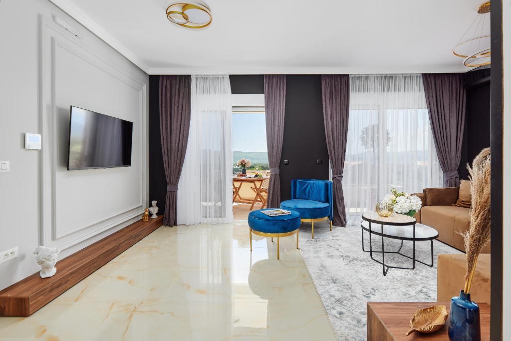 Kotor Rooftop Apartments tesisinde bir televizyon ve/veya eğlence merkezi