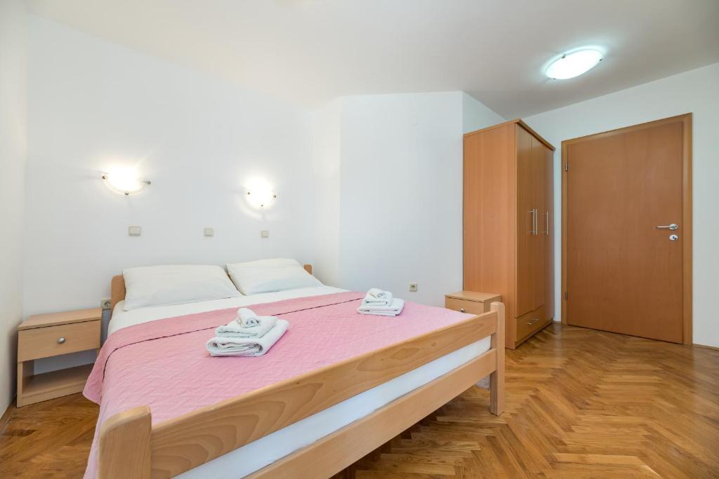 Łóżko lub łóżka w pokoju w obiekcie Apartments Melania & Antonia