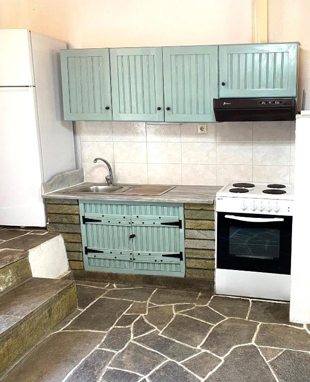 A kitchen or kitchenette at Seaside Villa II