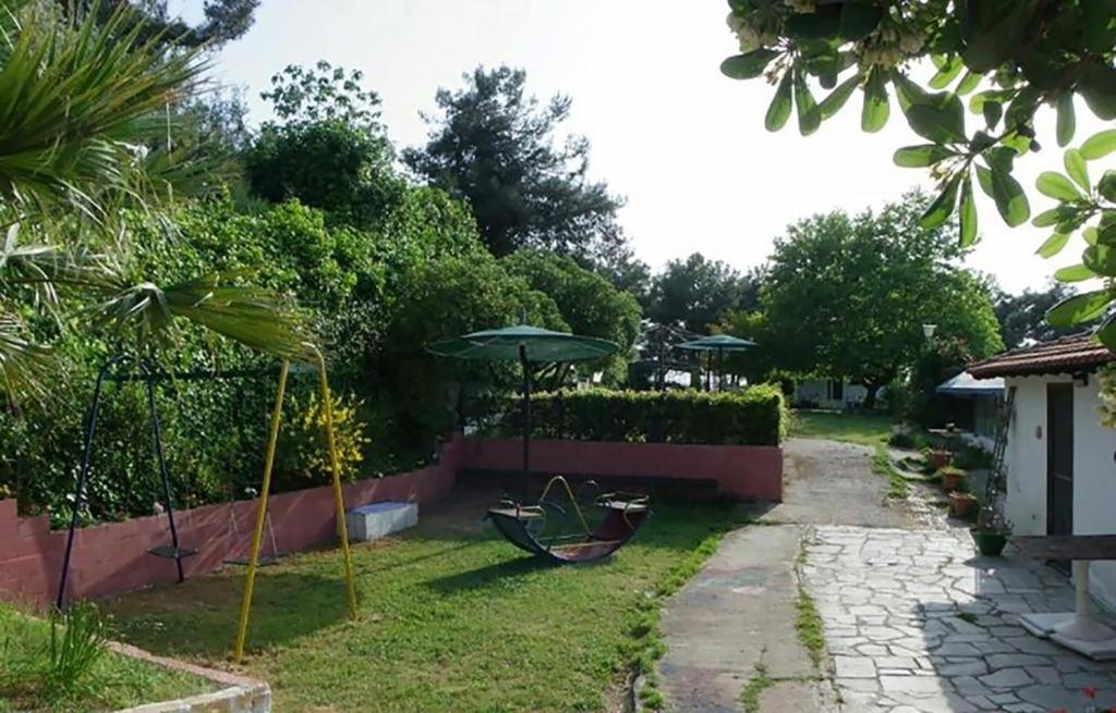A garden outside Seaside Villa II