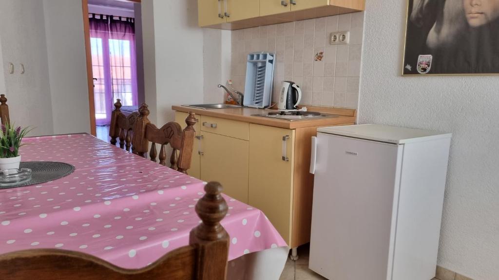 Kuchyň nebo kuchyňský kout v ubytování Apartmani Five