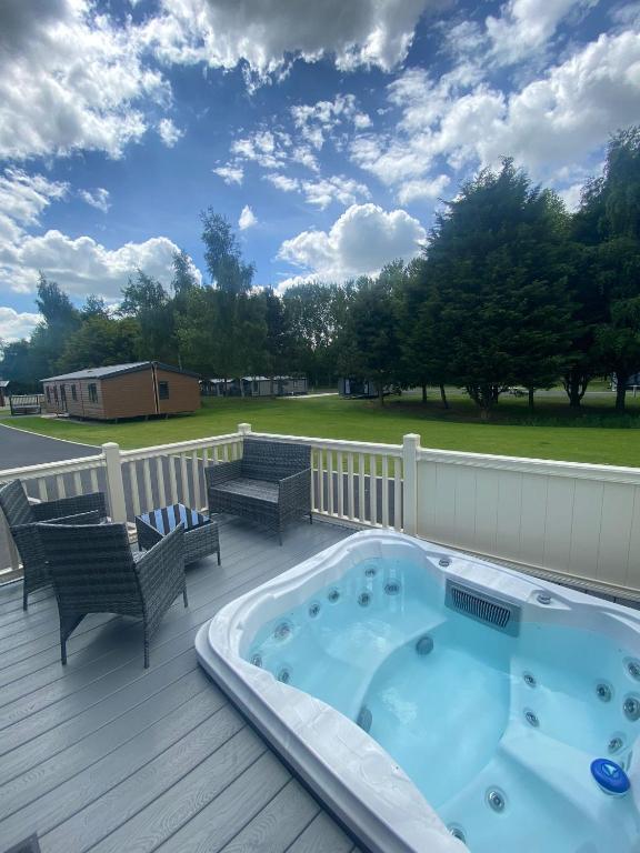 Bellwood Lodge with Hot Tub