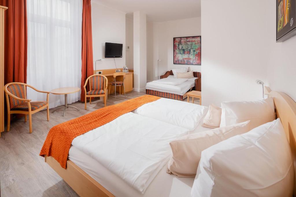 Rúm í herbergi á Hotel Künstlerhaus