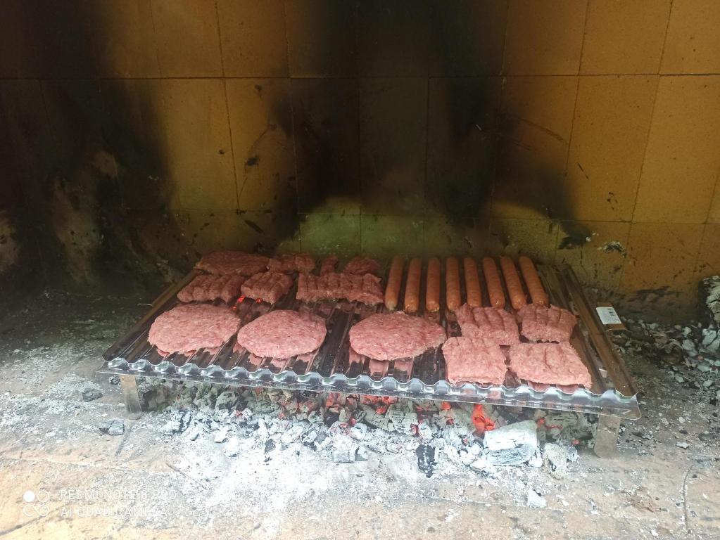 Gril dostupný pro hosty v chaty