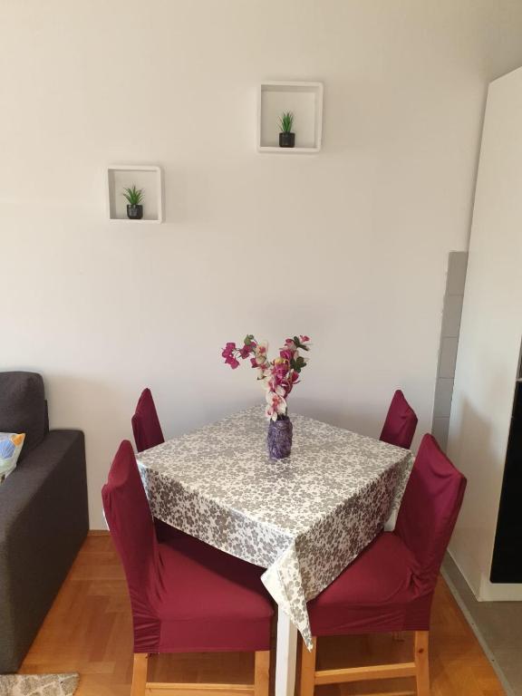 Posedenie v ubytovaní Apartman Džakula