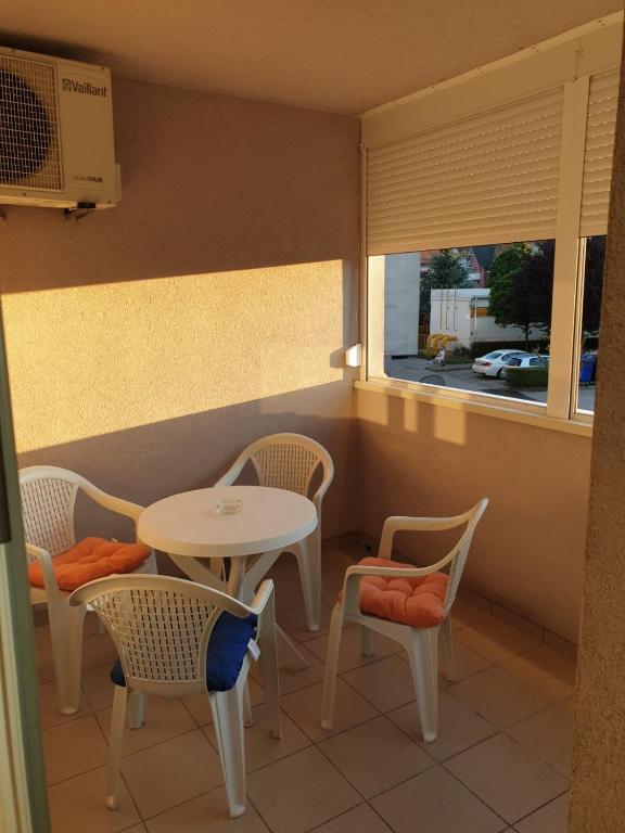 Televízia a/alebo spoločenská miestnosť v ubytovaní Apartman Džakula