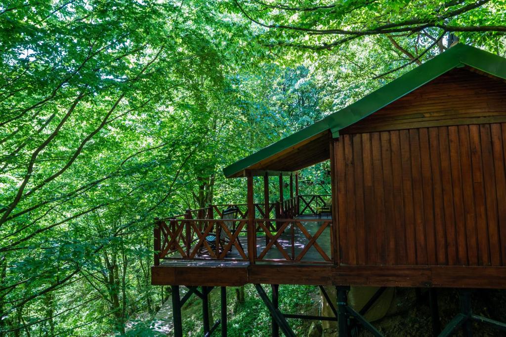 une cabane dans les arbres avec une terrasse dans les bois dans l'établissement The Canyon Kartepe and Restoran, à Kartepe