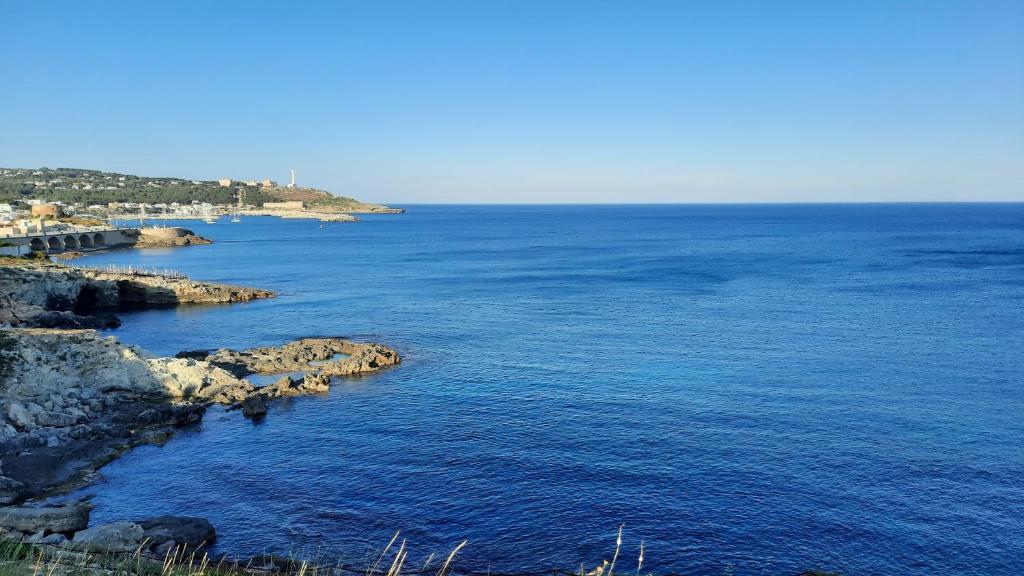 un gran cuerpo de agua con rocas. en Dono del Salento, en Leuca