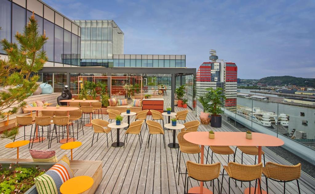 une terrasse avec des tables et des chaises dans un bâtiment dans l'établissement Scandic Göteborg Central, à Göteborg