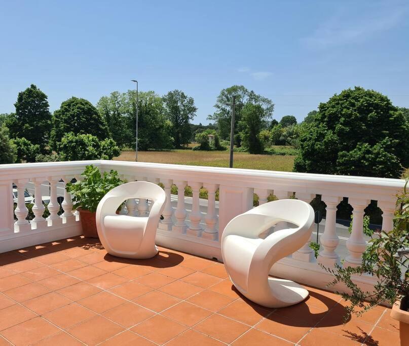 Balkon lub taras w obiekcie La Terrazza sul Parco appartamento con uso piscina