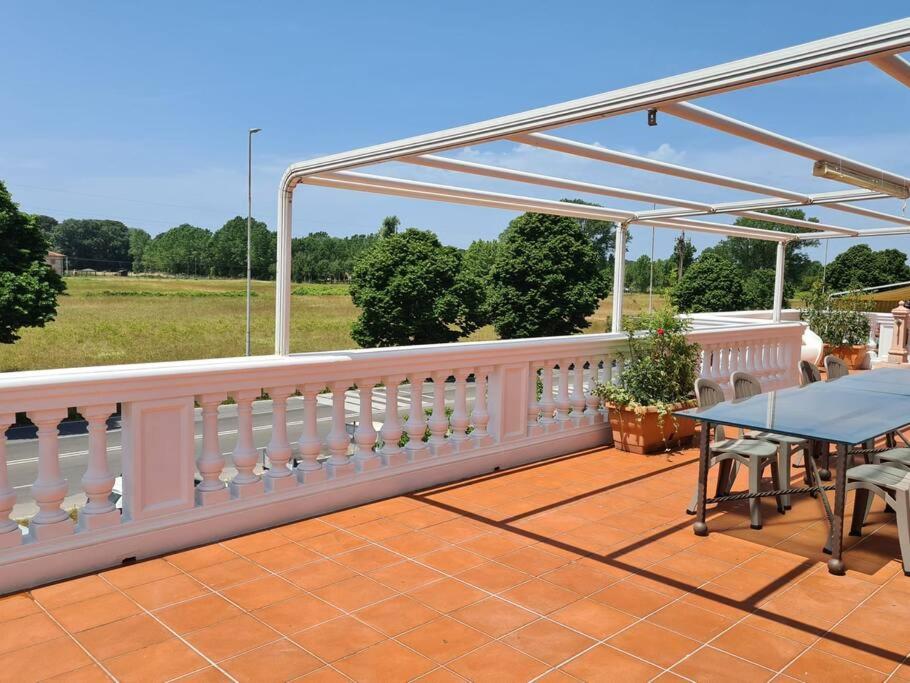 Balkon lub taras w obiekcie La Terrazza sul Parco appartamento con uso piscina