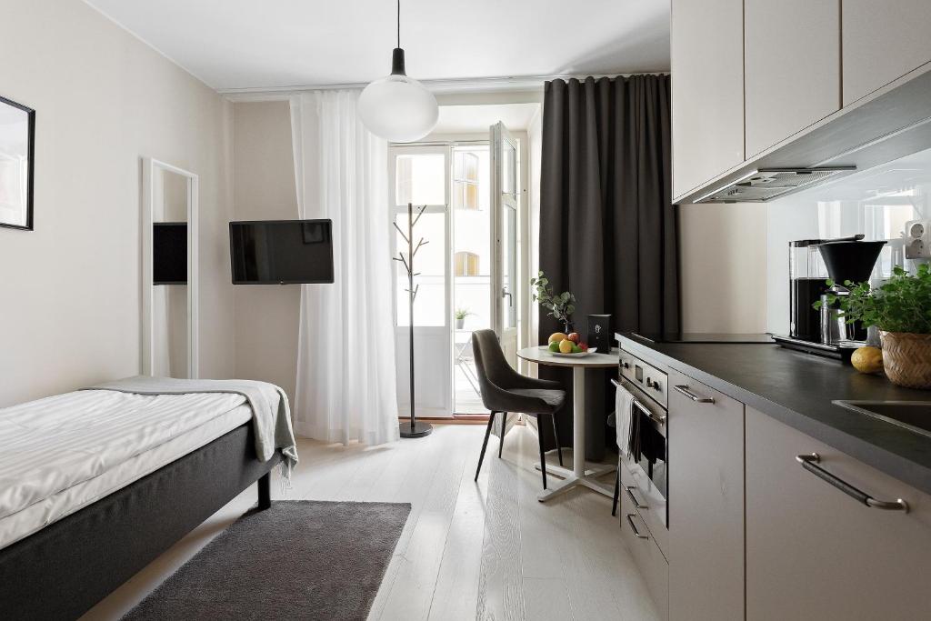Ett kök eller pentry på Forenom Apartments Stockholm Johannesgatan